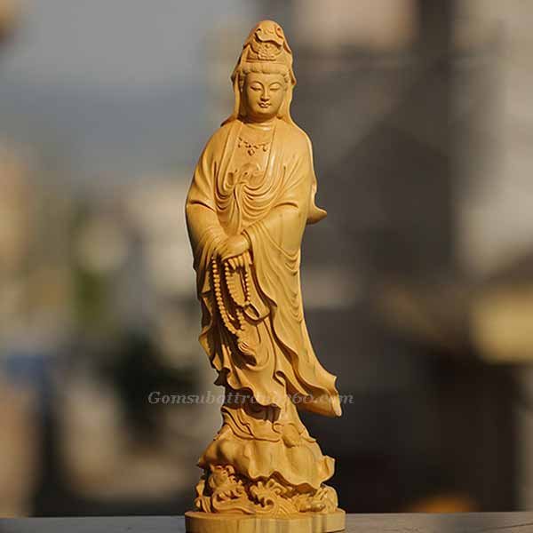 Tượng Phật bà Quan Âm đứng tay cầm chuỗi tràng hạt 