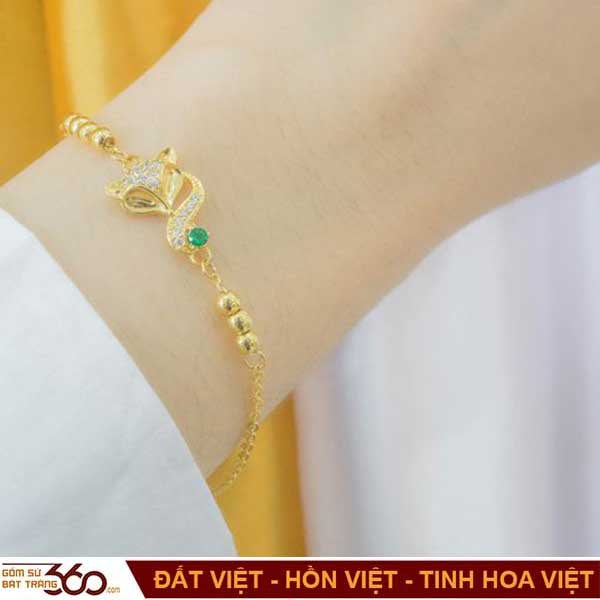 Vòng tay hồ ly vàng: Hãy chiêm ngưỡng vòng tay hồ ly vàng tinh xảo, được chế tác từ chất liệu vàng cao cấp, mang vẻ đẹp kiêu kỳ và cuốn hút của vật phẩm trang sức truyền thống Phương Đông.