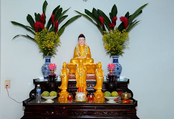 Bình hoa trên bàn thờ Phật - Những bình hoa trên bàn thờ Phật mang đến cho bạn sự thanh lịch và tinh tế đầy thăng hoa. Hãy thấy sự tươi mới của hoa tươi trên bàn thờ Phật và cảm nhận sự thanh tịnh và sự xa xỉ trong cuộc sống.