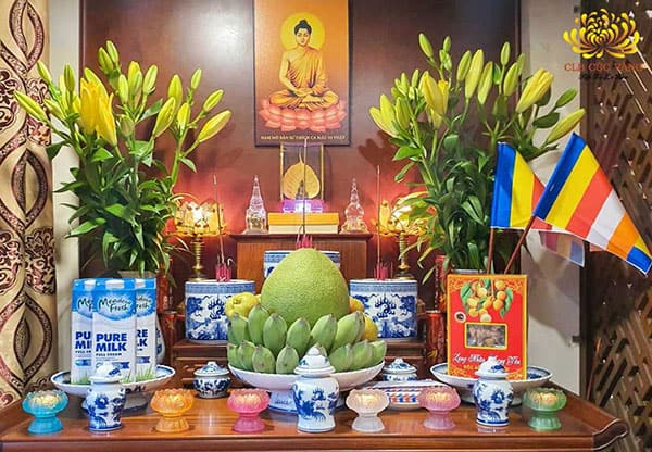 Đặt bình hoa trên bàn thờ Phật: Đặt bình hoa trên bàn thờ Phật sẽ tạo nên một không gian yên bình, thanh tịnh và thiêng liêng hơn. Điều này giúp cho gia đình bạn được tâm linh và an lạc. Hãy xem hình ảnh này để tìm hiểu cách trang trí bàn thờ Phật đẹp mắt và ấn tượng hơn.